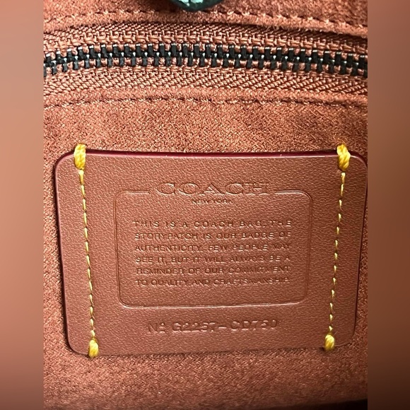 CD750 - Coach Field Tote 22 with Horse and Carriage - Picture 9 of 12